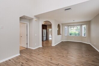 914 Lake Shore Ranch Dr in Seffner, FL - Foto de edificio - Building Photo