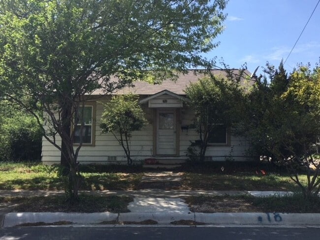 property at 905 Bolivar St