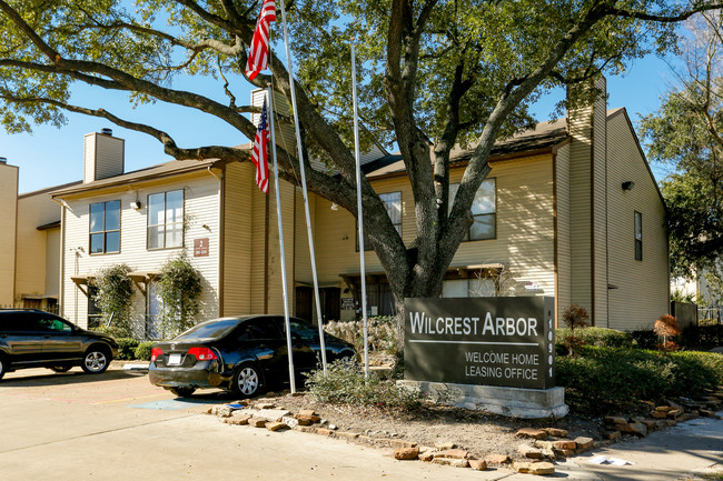 Crown Wilcrest Arbor Townhomes in Houston, TX - Foto de edificio - Building Photo