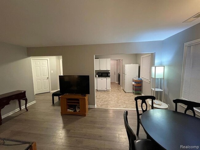 6102 Harrison St, Unit F in Garden City, MI - Building Photo - Building Photo