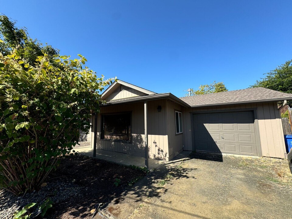 123 Karuk Ln in Roseburg, OR - Building Photo