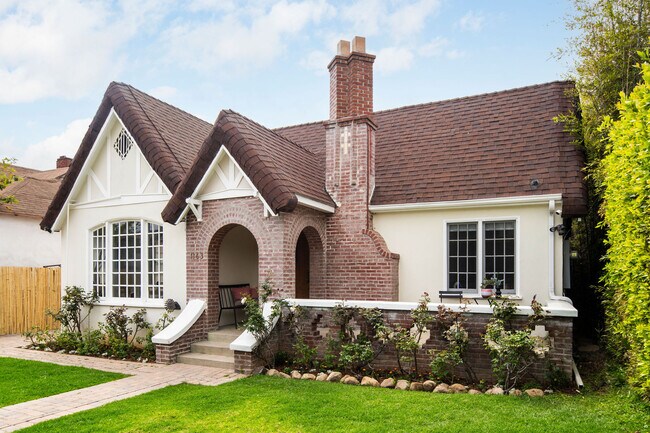 1163 N Kenmore Ave in Los Angeles, CA - Foto de edificio - Building Photo