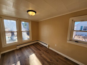 1047 Pierce Ave in Oshkosh, WI - Foto de edificio - Building Photo