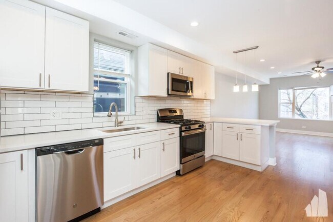 2437 N Ashland Ave in Chicago, IL - Building Photo - Building Photo