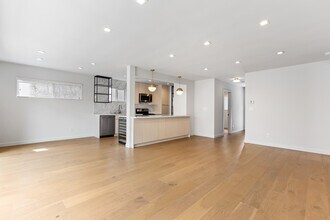 938 N Croft Ave, Unit 2 in Los Angeles, CA - Building Photo - Building Photo
