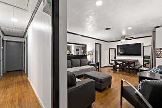 5923 Moonmist Dr in Houston, TX - Foto de edificio - Building Photo