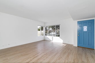 1138 N Valley St in Burbank, CA - Foto de edificio - Building Photo