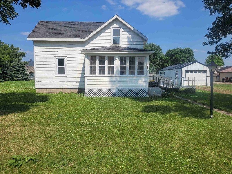 100 4th St SE in Fairfax, MN - Building Photo