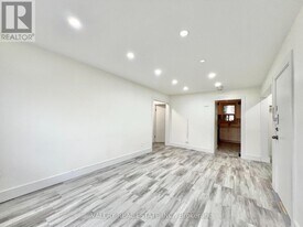 15 Stavebank Rd S in Mississauga, ON - Building Photo