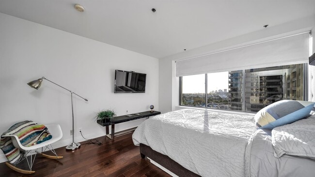 10724 Wilshire Blvd, Unit 809 in Los Angeles, CA - Building Photo - Building Photo