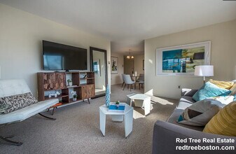 385 Massachusetts Ave in Arlington, MA - Foto de edificio - Building Photo