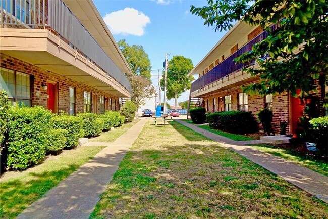 104 S 11th St in Garland, TX - Building Photo - Building Photo