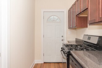 905 W Cornelia Ave, Unit J04P in Chicago, IL - Building Photo - Building Photo