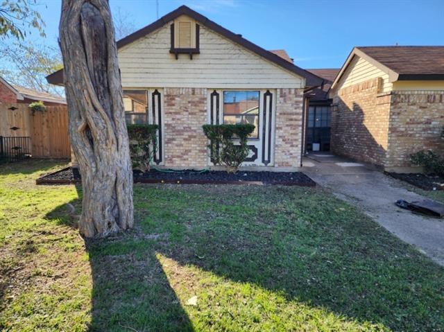 411 Dollins St in Cedar Hill, TX - Building Photo