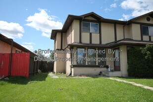 8703-8727 27 Ave NW in Edmonton, AB - Building Photo
