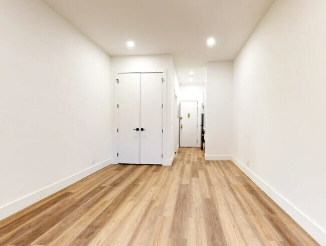 Broadway, Unit 4F in New York, NY - Building Photo - Building Photo