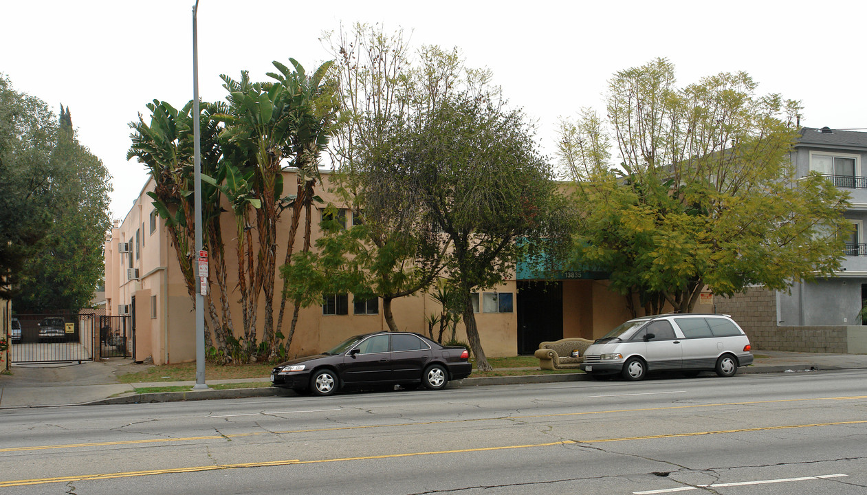 13835 Sherman Way in Van Nuys, CA - Building Photo