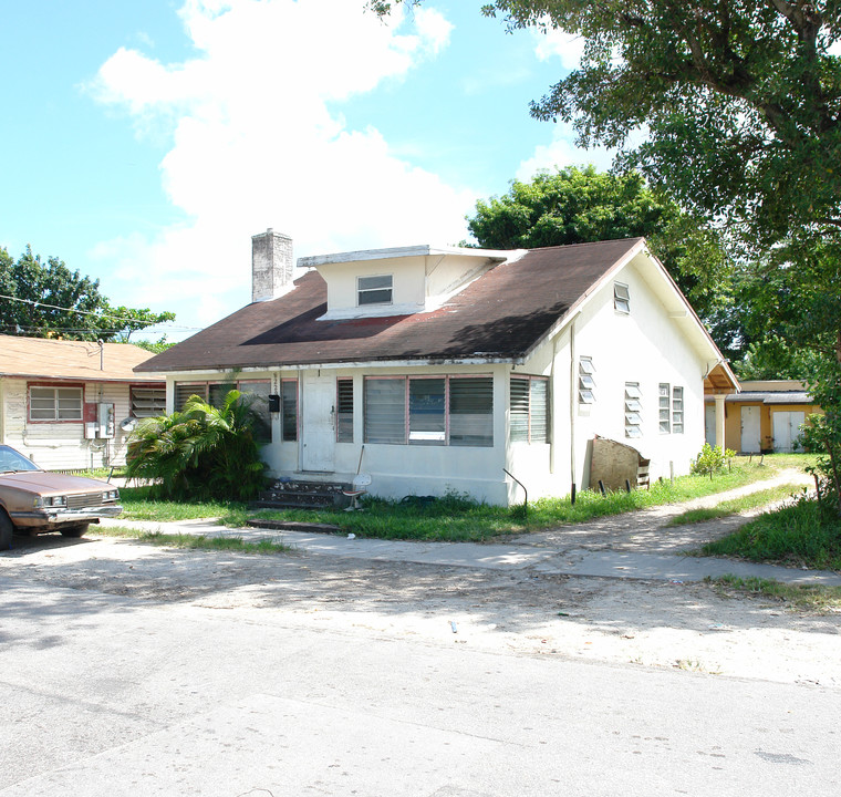 8229 NE 1st Ave in Miami, FL - Building Photo