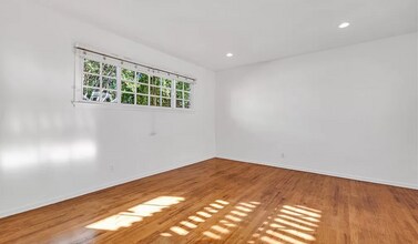 18212 Sunburst St in Northridge, CA - Foto de edificio - Building Photo