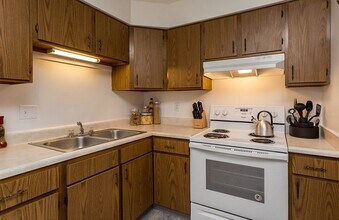 225 Sugar Creek Ln in North Liberty, IA - Building Photo - Building Photo