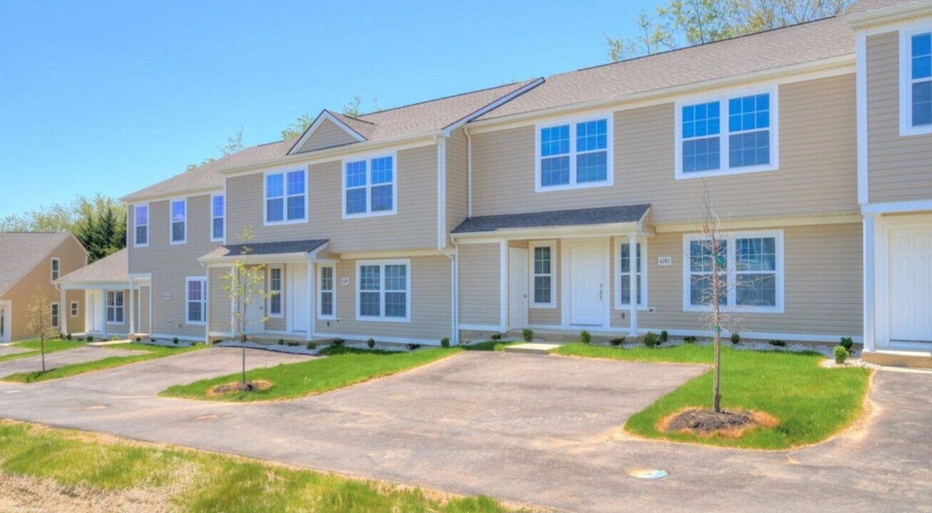 335 Twisted Oak Dr NW in Christiansburg, VA - Foto de edificio