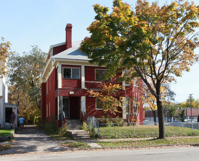 2445 Portland Ave in Minneapolis, MN - Building Photo - Building Photo