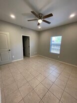 1402 S H St, Unit C-02 in Harlingen, TX - Building Photo