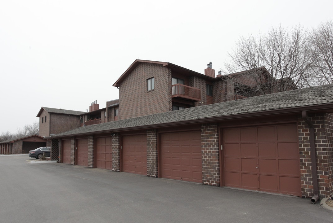 Miracle Hills Park Place in Omaha, NE - Building Photo