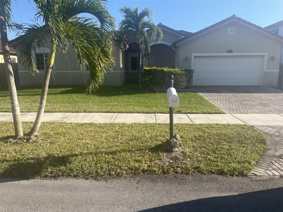 14244 SW 289 Ter in Homestead, FL - Foto de edificio