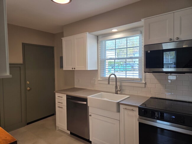 324 Wakefield Dr in Charlotte, NC - Building Photo - Building Photo