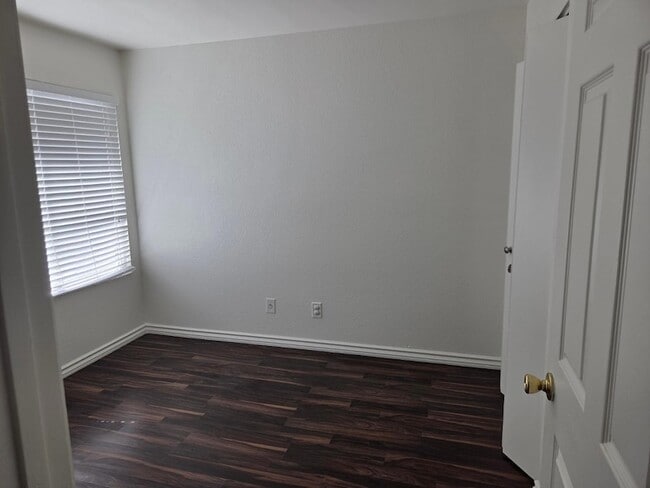 13055 N 56th Ave in Glendale, AZ - Foto de edificio - Building Photo