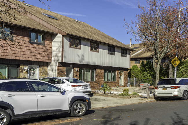 51 Rolling Hill Grn in Staten Island, NY - Foto de edificio - Building Photo