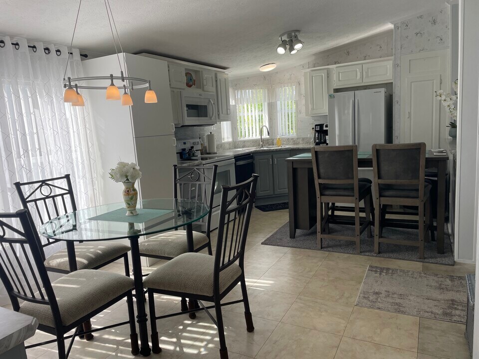 16300 Pine Ridge Rd in Ft. Myers, FL - Building Photo