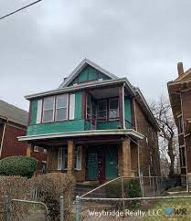 923 Rogers Pl in Cincinnati, OH - Building Photo