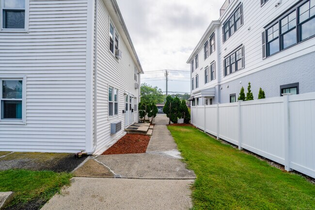 194 Cherry St-Unit -B in Milford, CT - Foto de edificio - Building Photo
