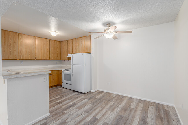 Lakeside Meadows in Lakeside, CA - Foto de edificio - Interior Photo
