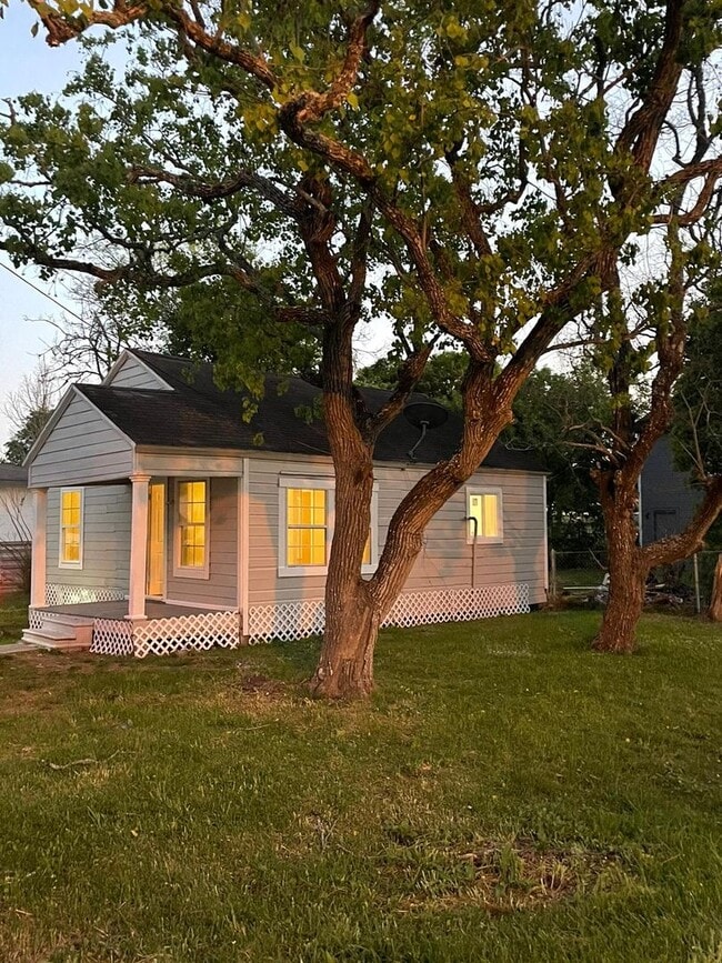 property at 702 Rosedale St