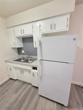 1121 E Desert Inn Rd in Las Vegas, NV - Building Photo - Building Photo