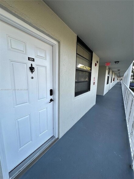 1715 Whitehall Dr, Unit 201 in Davie, FL - Foto de edificio - Building Photo