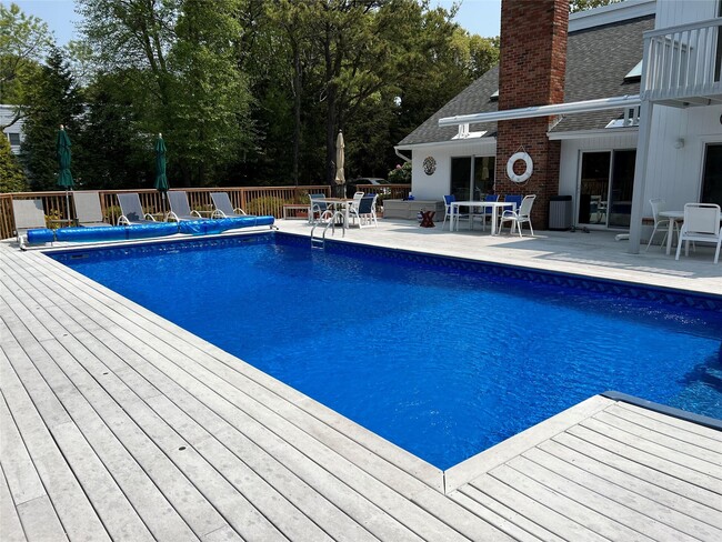 9 Cedarfield Ln in Westhampton, NY - Building Photo - Building Photo