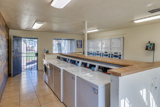 Los Vecinos Apartments in Phoenix, AZ - Building Photo - Interior Photo