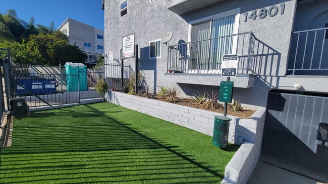 14801 Delano St in Los Angeles, CA - Foto de edificio - Building Photo