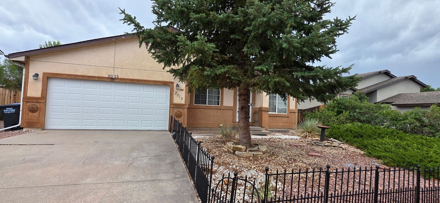 2013 Ambleside Dr in Colorado Springs, CO - Foto de edificio