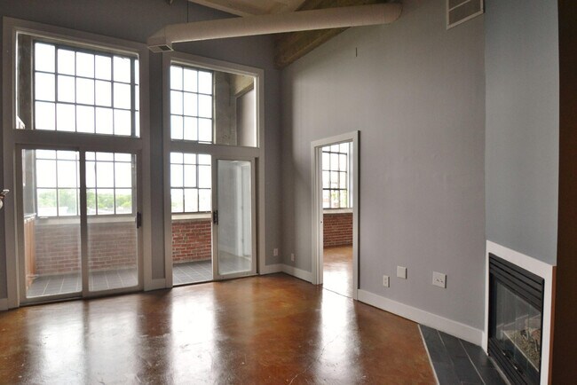 Real Silk Lofts in Indianapolis, IN - Building Photo - Building Photo