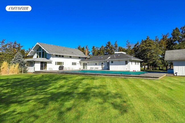 18 Quogo Neck Ln in Quogue, NY - Building Photo - Building Photo