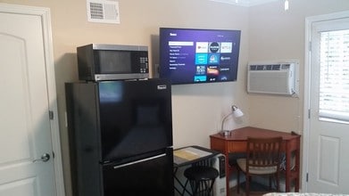 19391 Newhaven Ln, Unit GuestStudio in Huntington Beach, CA - Building Photo - Building Photo