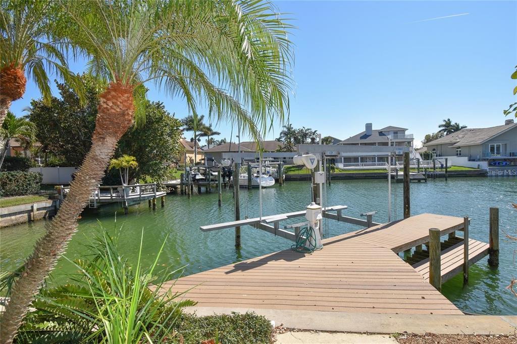 104 5th St E in St. Petersburg, FL - Building Photo