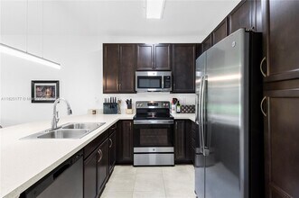 6285 SW 47th Mnr in Davie, FL - Foto de edificio - Building Photo