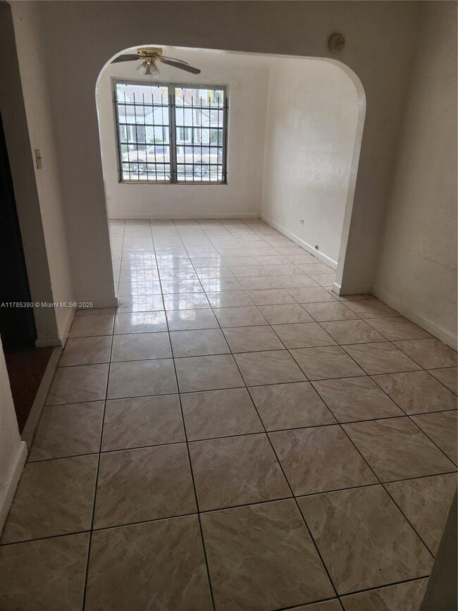27 NE 43rd St in Miami, FL - Foto de edificio - Building Photo