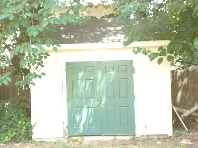 property at 1208 W Clay St